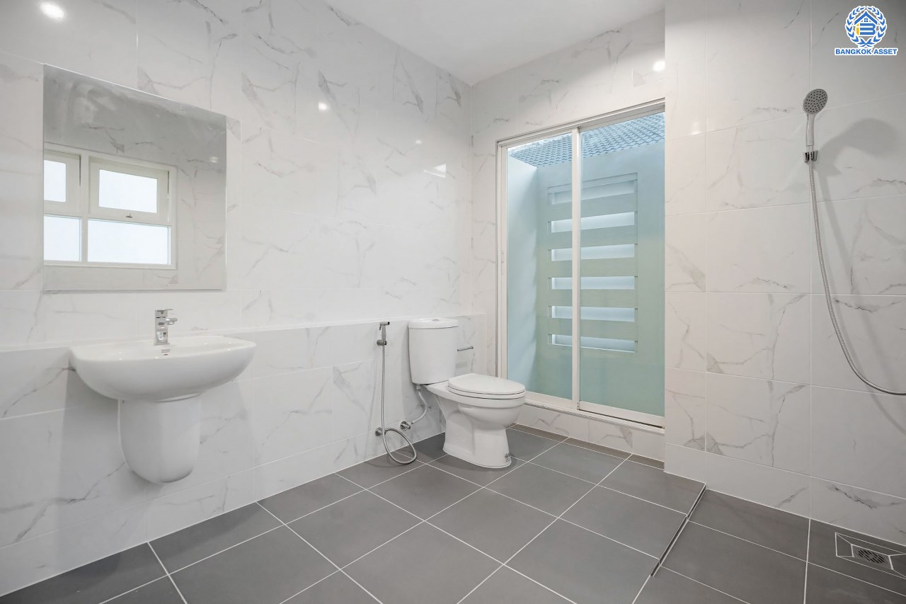 บ้านมือสองตกแต่งใหม่ โครงการ ราชพฤกษ์ บางบอน4 ตกแต่งหรูหรา เนื้อที่ 100.5 ตร.ว. ฟังก์ชัน 3 ห้องนอน 3 ห้องน้ำ จอดรถได้ 2 คัน พื้นที่ใช้สอย 343.94 ตร.ม. บนทำเลศักยภาพ เชื่อมต่อหลายเส้นทาง ใกล้เดอะมอลล์บางแค จุดขึ้นทางด่วน "พระราม2" และรถไฟฟ้าสายสีน้ำเงิน "สถานีหลักสอง"